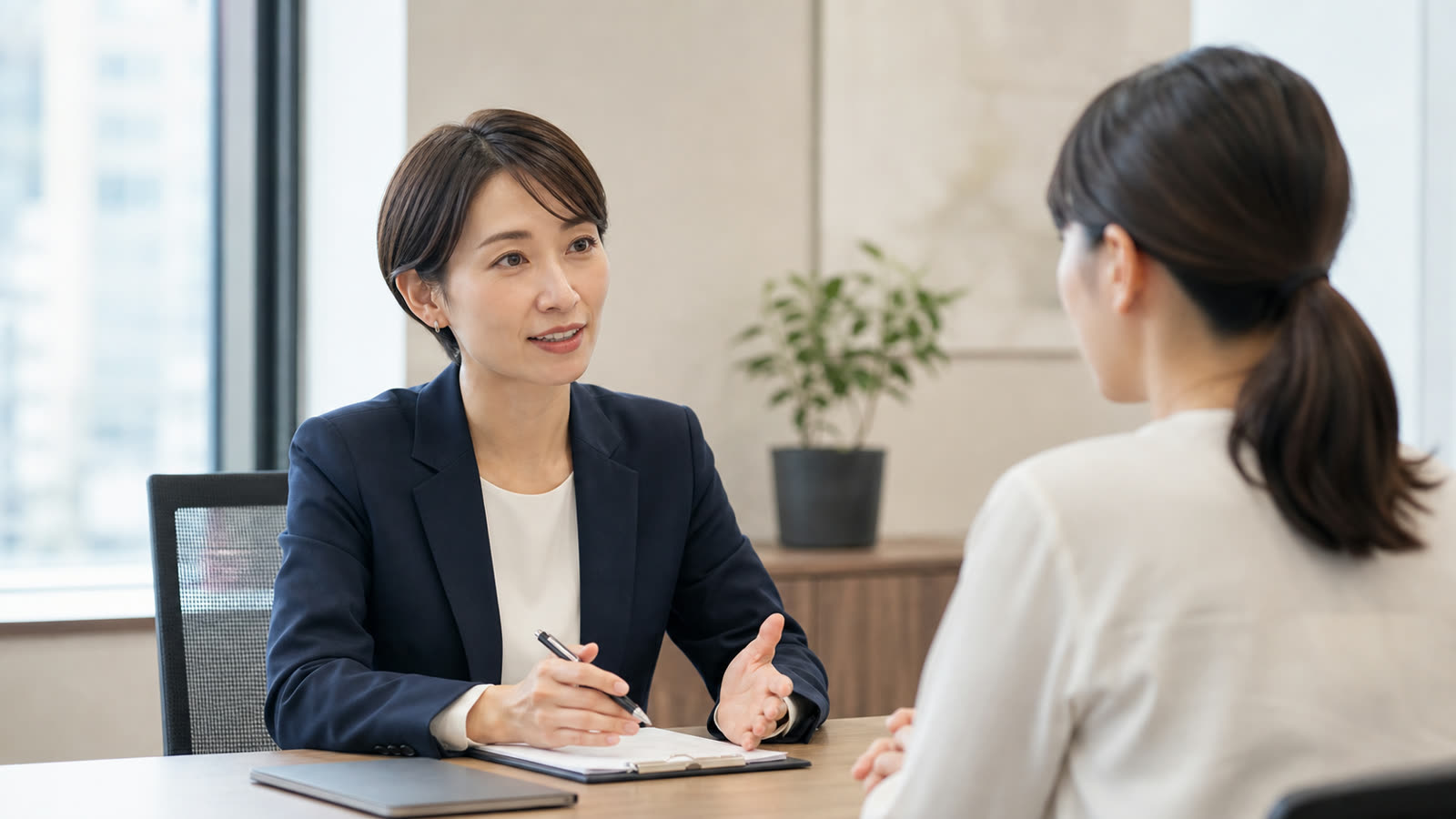 イメージ写真:ベテラン社員のキャリア再設計について個別に相談する様子