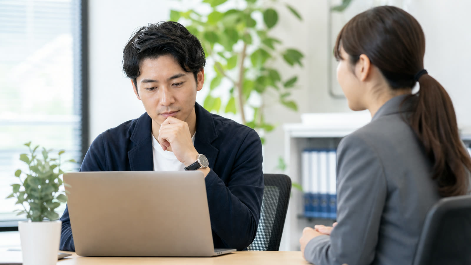 イメージ写真:メンタルヘルス予防のために人事担当者が従業員の相談を受ける様子
