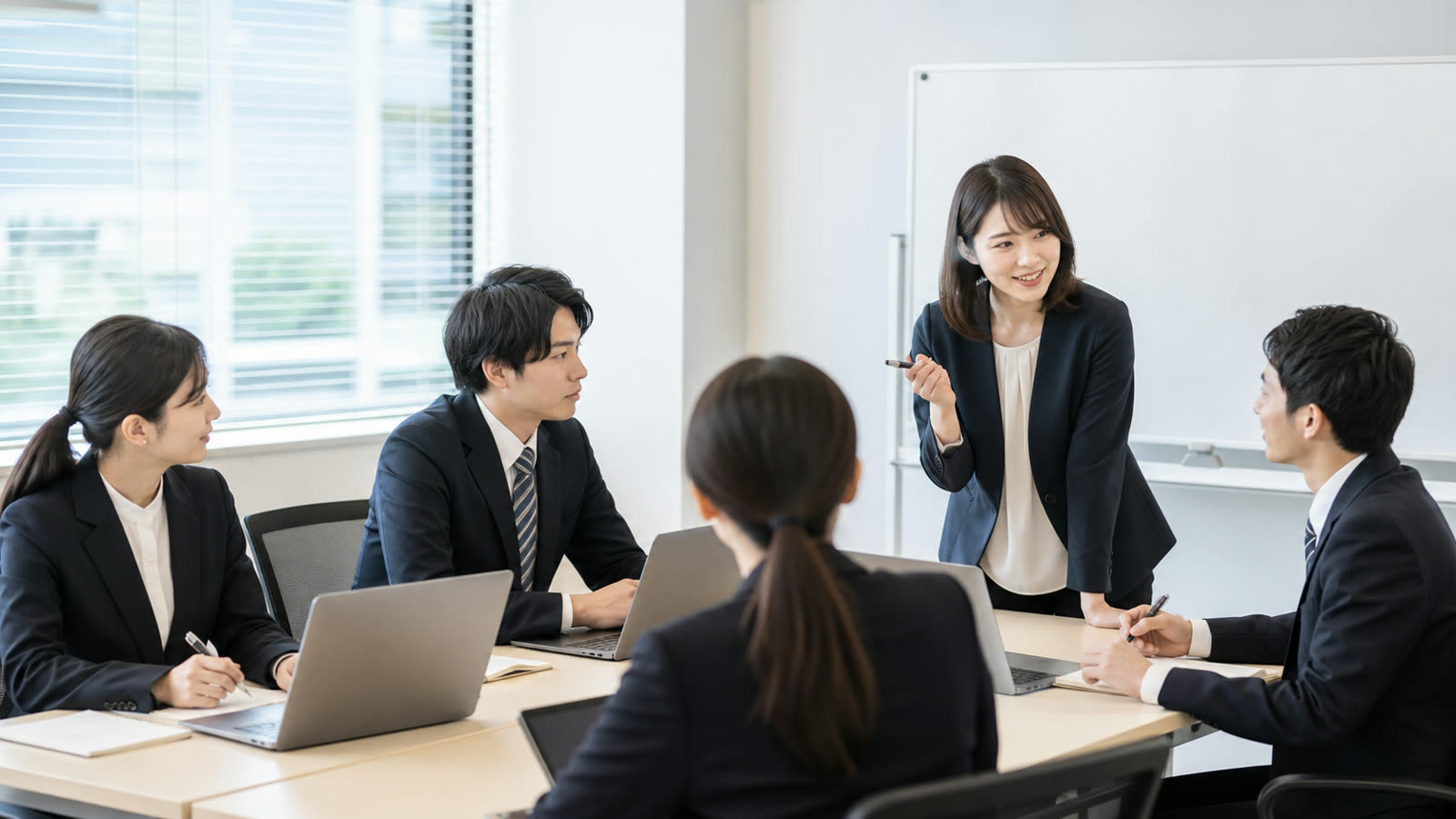 イメージ写真:新入社員研修で社会人基礎力とキャリア形成を学ぶ様子