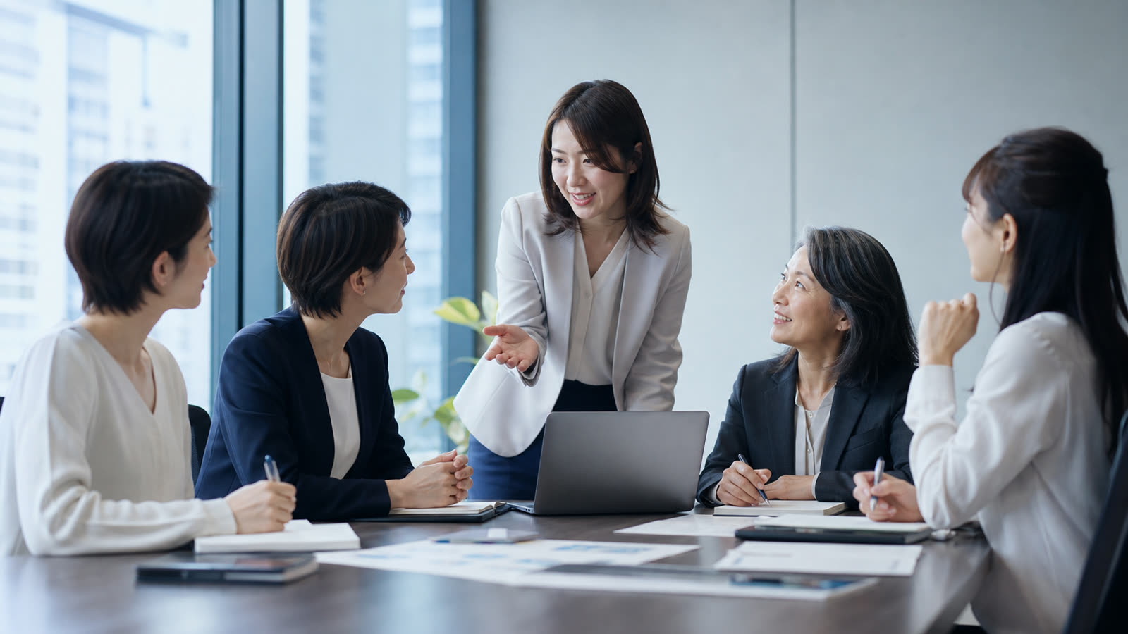 イメージ写真:女性管理職候補と人事がキャリアを話し合う様子