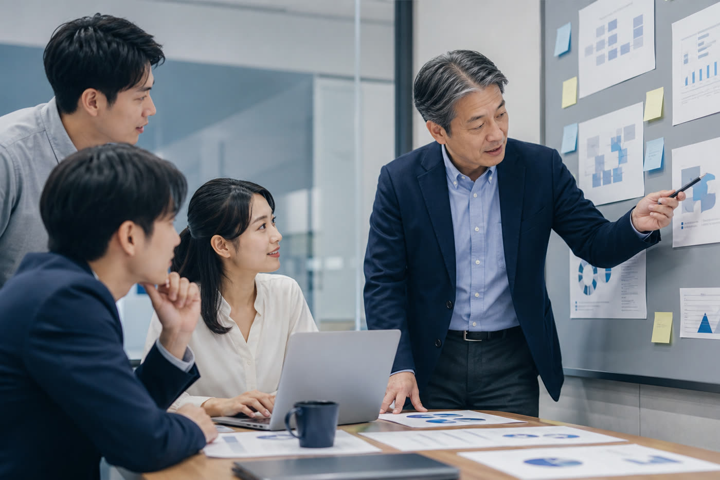 ベテラン社員の知見をチームへ共有する研修のイメージ